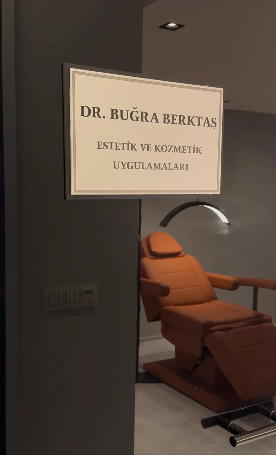 Dr. Buğra Berktaş kapı levhası ve uygulama koltuğu